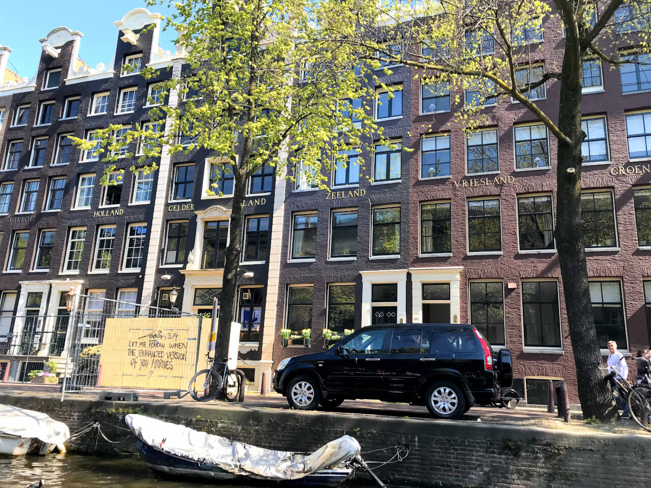 Charmerende Amsterdam set fra bådtur på en af byens mange kanaler Charmerende Amsterdam set fra bådtur på en af byens mange kanaler