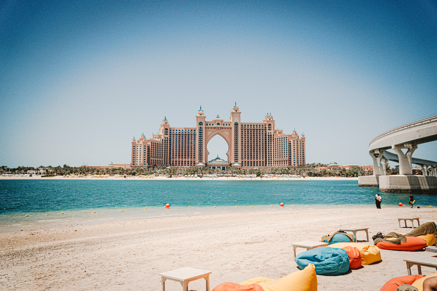 dubai-strand Du finder masser af lækre strand i Dubai - her fra en af strandene på Dubai The Palm med udsigt til Atlantis