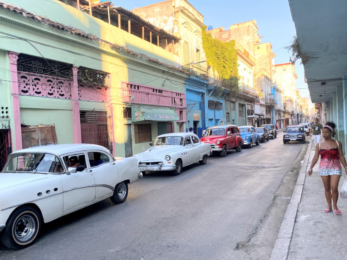 Charmerende gade i Havana (Cuba) med flotte amerikaner biler Morbi vitae purus dictum, ultrices tellus in, gravida lectus.