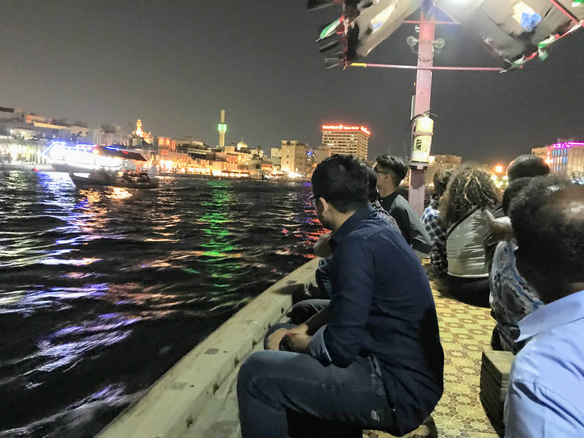 Krydser Dubai Creek i tvivlsom båd Krydser Dubai Creek i tvivlsom båd